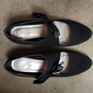 Impo brand dress shoe made with black, manmade Nubuck Size 7.5 medium